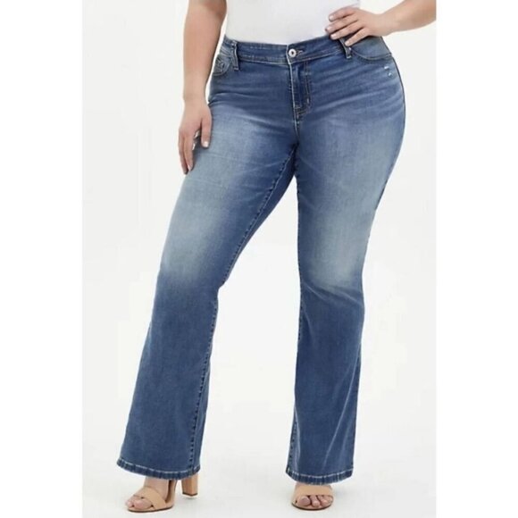 Torrid Relaxed Boot Cut Mid Rise Jeans Size 14 - Picture 1 of 11